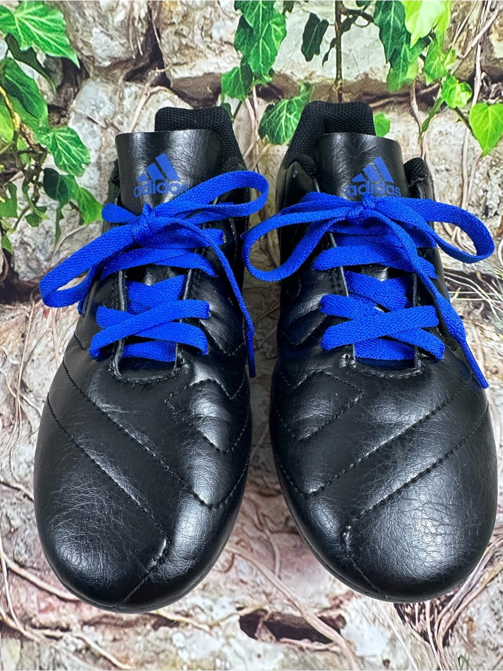 Adidas youth SZ 5 soccer shoe unisex shoe